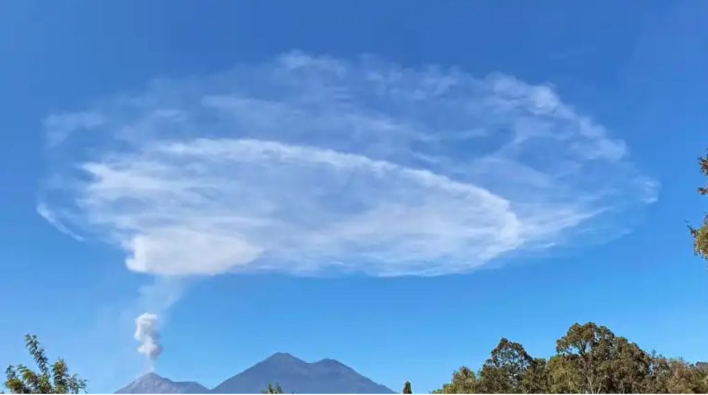 Llamativa nube: cómo se formó y cuál es su relación con la actividad que mantiene el volcán de Fuego