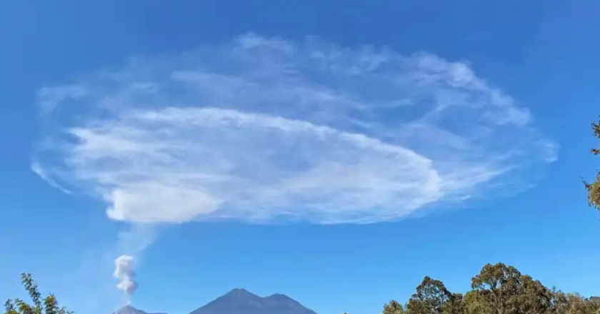 Llamativa nube: cómo se formó y cuál es su relación con la actividad que mantiene el volcán de Fuego
